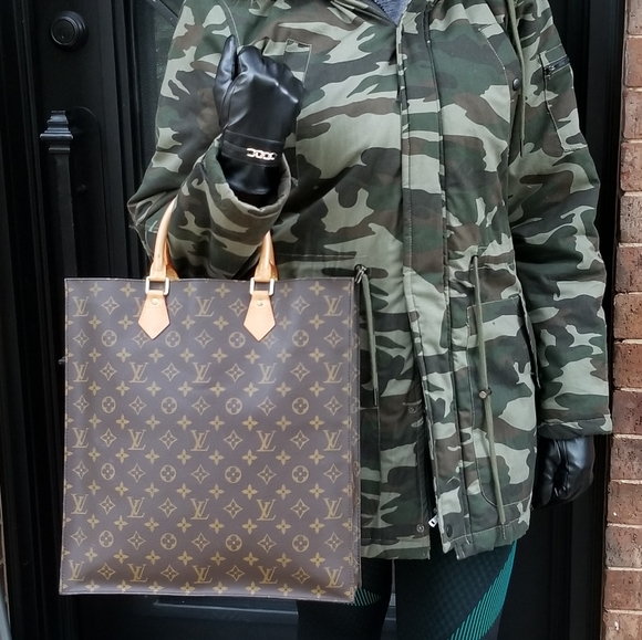 Authentic  Louis Vuitton Monogram Sac Plat Tote Handbag - Picture 7 of 16